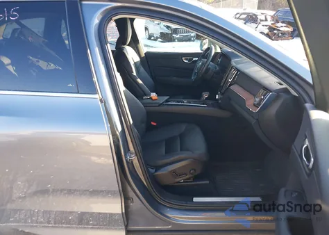 2021 Volvo Xc60 T5 Momentum z USA, uszkodzony, nr VIN YV4102RK2M1846034